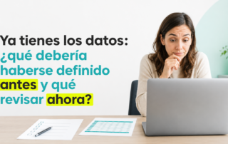 Investigadora revisando una base de datos antes de iniciar el análisis estadístico